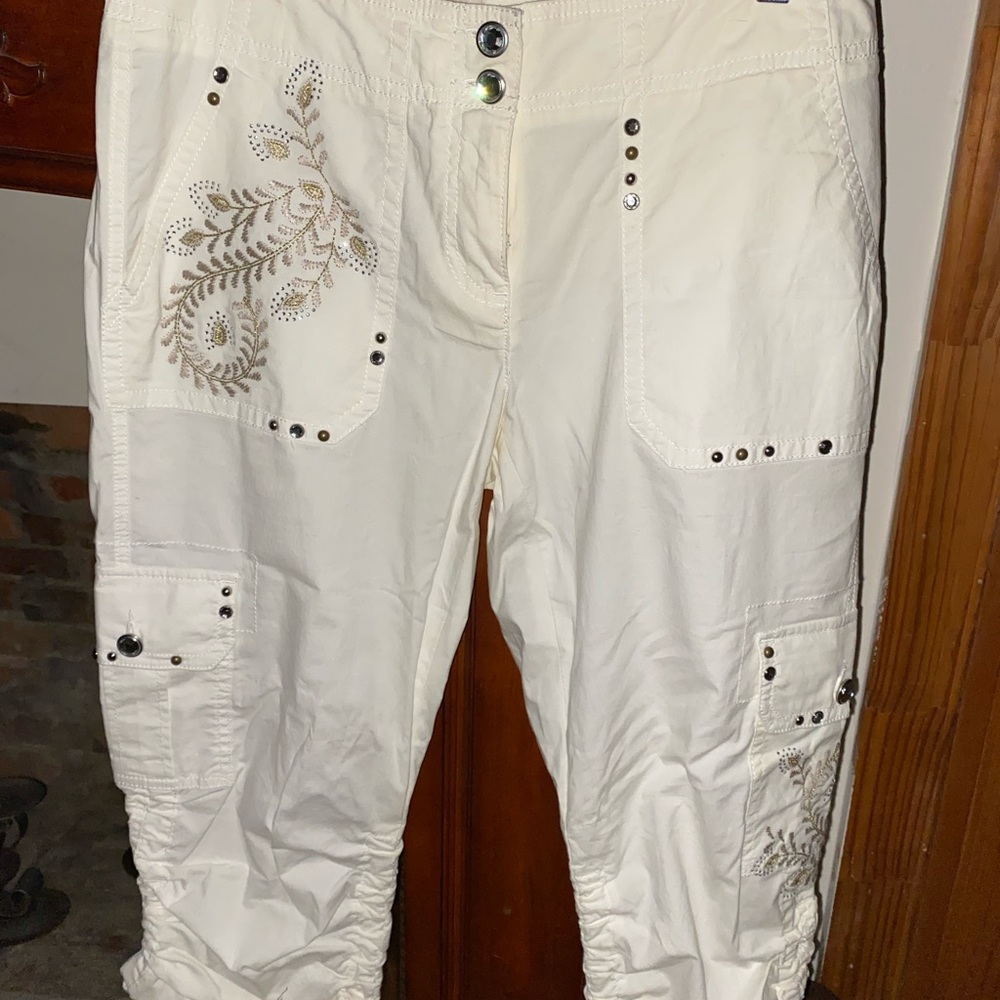 INC International concepts capris